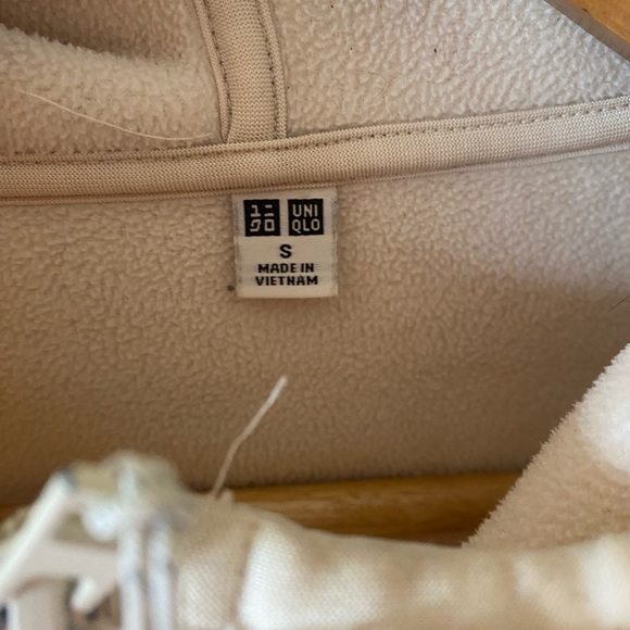 UNIQLO fluffy zip up jumper - Picture 2 of 3